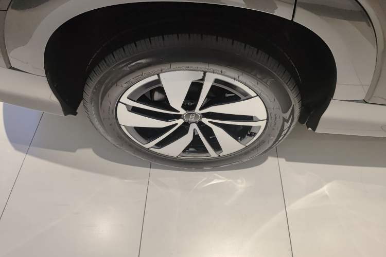 Used Audi Q6 2024 40 TFSI quattro Guanyun Edition Yulin Package 7 Seats Right Rear Wheel Hub