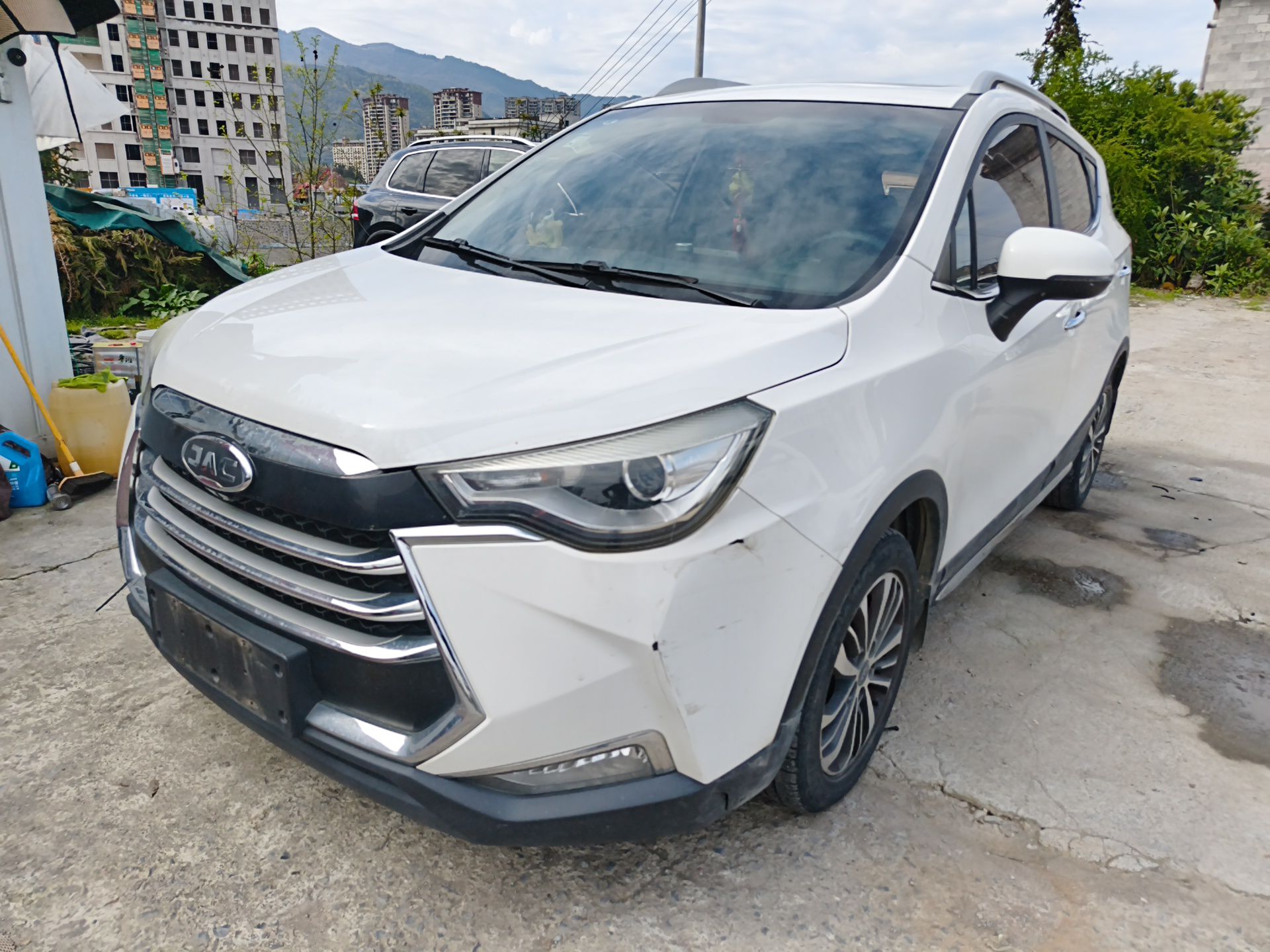 تحت مقدمة السيارة