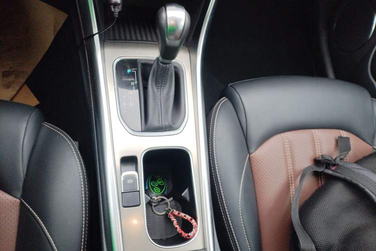 Used BYD Song 2017 Gaishe Upgrade Edition 1.5TID Automatic Elite Model Gear Lever