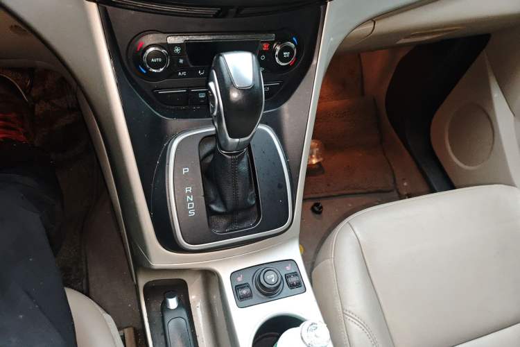 Used Ford Kuga 2013 2.0L GTDi Four-Wheel-Drive Elite Model Gear Lever