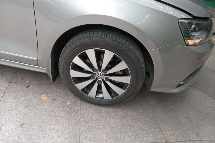 Used Volkswagen Sagitar 2018 1.6L Manual Comfort Model Right Front Wheel Hub