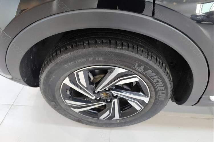 Used Hongqi HS5 2022 Revised Version 2.0T Smart Connect Flagship Edition Right Rear Wheel Hub