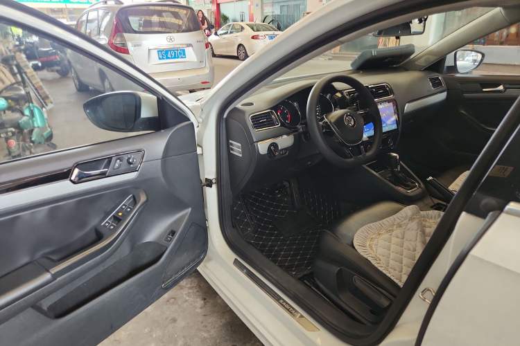 Used Volkswagen Sagitar 2015 230TSI Automatic Comfort Version Driver Seat