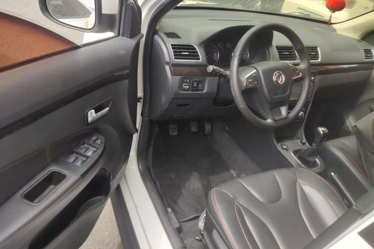 Used Dongfeng Fengon 370 2016 1.5L Manual Luxury Version SFG15-05 7 Seats Driver Seat