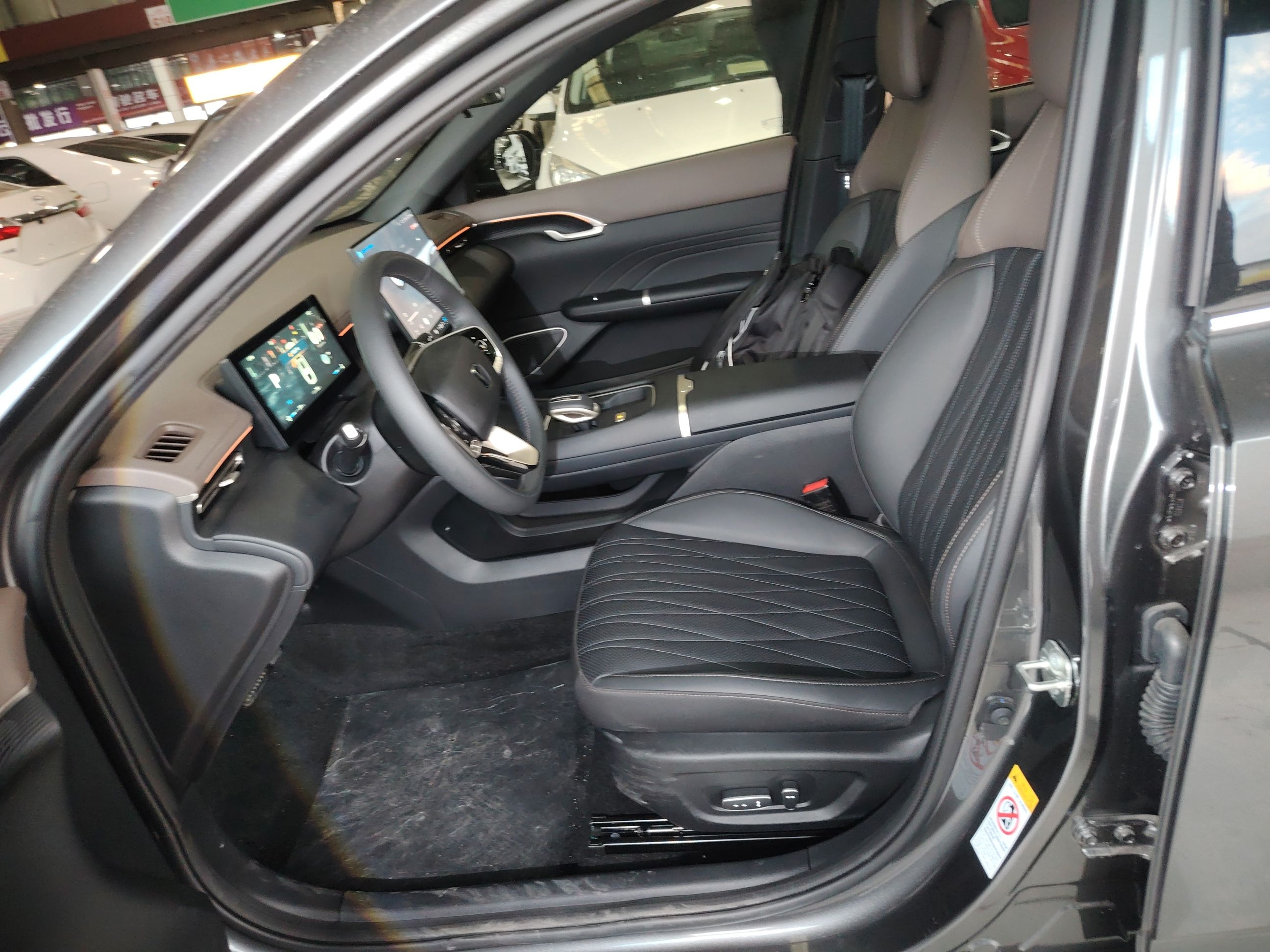 Переднее сиденье в автомобиле