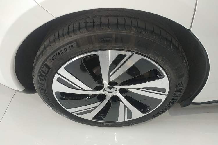 Used Nio ET5 2024 75 kWh Right Rear Wheel Hub