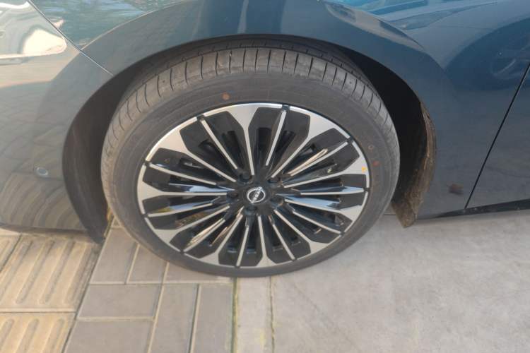 Used Nissan N7 2025 625 Max Exterior 7