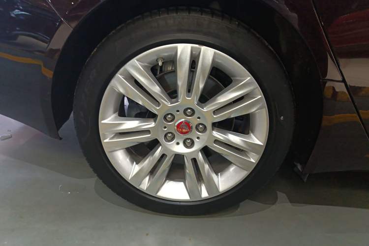 Used Jaguar XFL 2018 XFL 2.0T 250 PS Luxury Edition Right Rear Wheel Hub