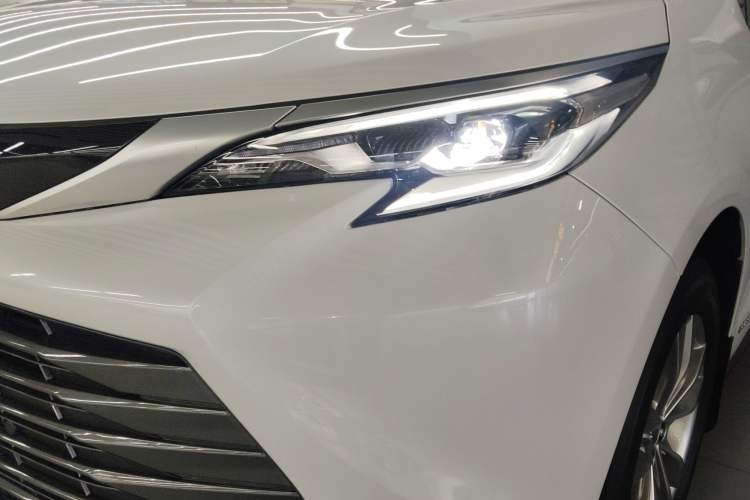 Used Toyota Sienna 2023 2.5L Hybrid Luxury Edition
