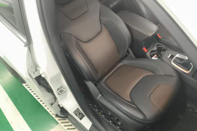 Used Jeep Cherokee 2020 2.0L Two-Wheel Drive Classic Sports Edition Right Front Seat