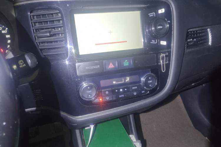 Used Mitsubishi Outlander 2013 2.4L Four-Wheel Drive Luxury Navigation Version 7 Seats
