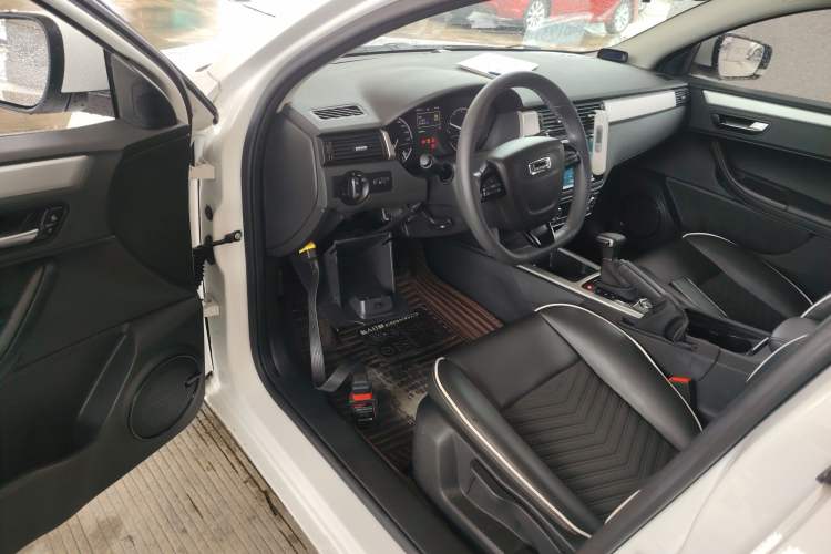 Used Qoros 3 2017 Hatchback 1.6L Automatic Zhiyue Model