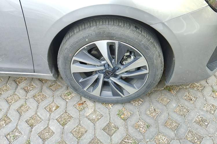 Used Peugeot 408 2022 1.6T Light-Chasing Edition Right Front Wheel Hub