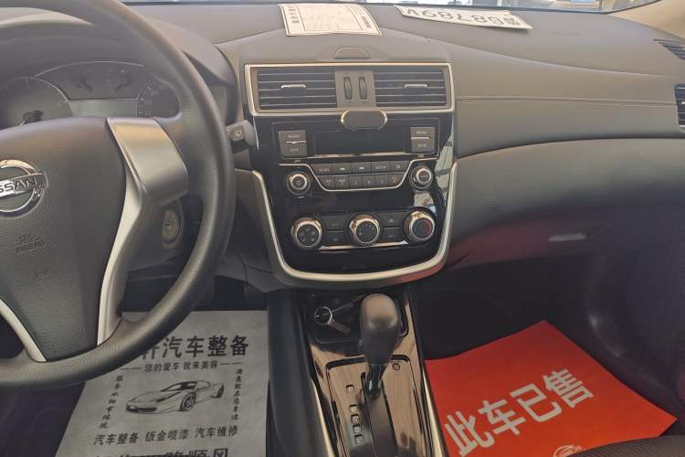 Used Nissan Tiida 2016 1.6L CVT Cool Dynamic Edition Audio And AC Panel