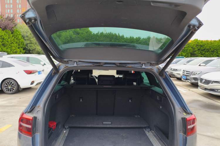 Used Volkswagen Variant 2016 380TSI Two-Wheel Drive R-Line Version Trunk