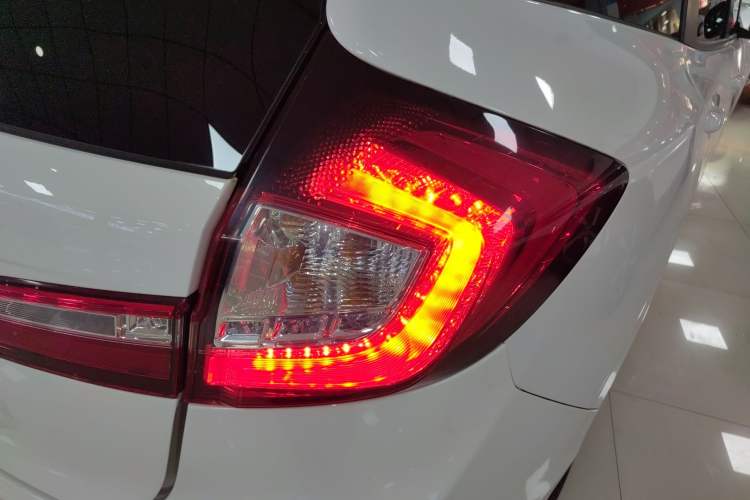 Used Honda Jade 2016 1.8L Automatic Comfort Elite Version 5 Seats Exterior 3