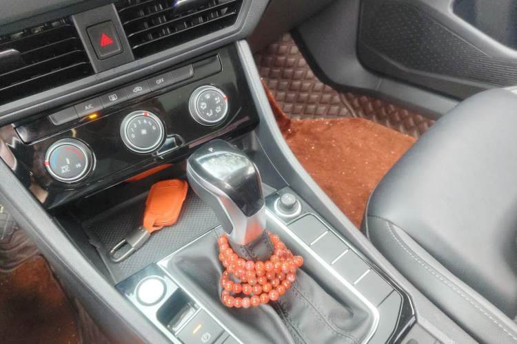 Used Volkswagen Sagitar 2022 280TSI DSG Excellence Edition Gear Lever