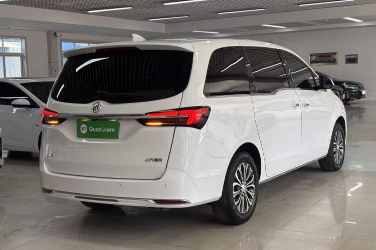 Used Buick GL8 2023 Facelifted Land Cruiser Executive Luxury Version Rear Right 45 Deg