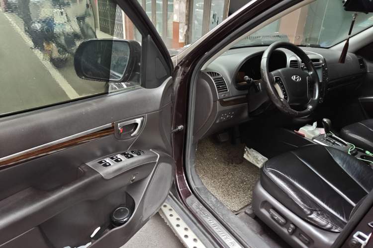 Used Hyundai Santa Fe Classic 2011 2.4 Comfort Edition 7-Seater Two-Wheel Drive