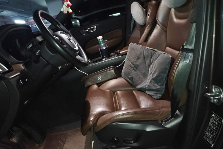 Used Volvo XC60 2022 B5 4x4 Smart Luxury Edition Left Front Seat