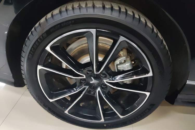 Used VOYAH PASSION 2024 PHEV Four-Wheel Drive Ultra-Long Range Flagship Model Exterior 2