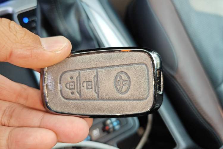 Used Toyota Prado 2019 3.5L Automatic TX-L Deluxe Edition with Rear-Mounted Spare Tire Vehicle Key