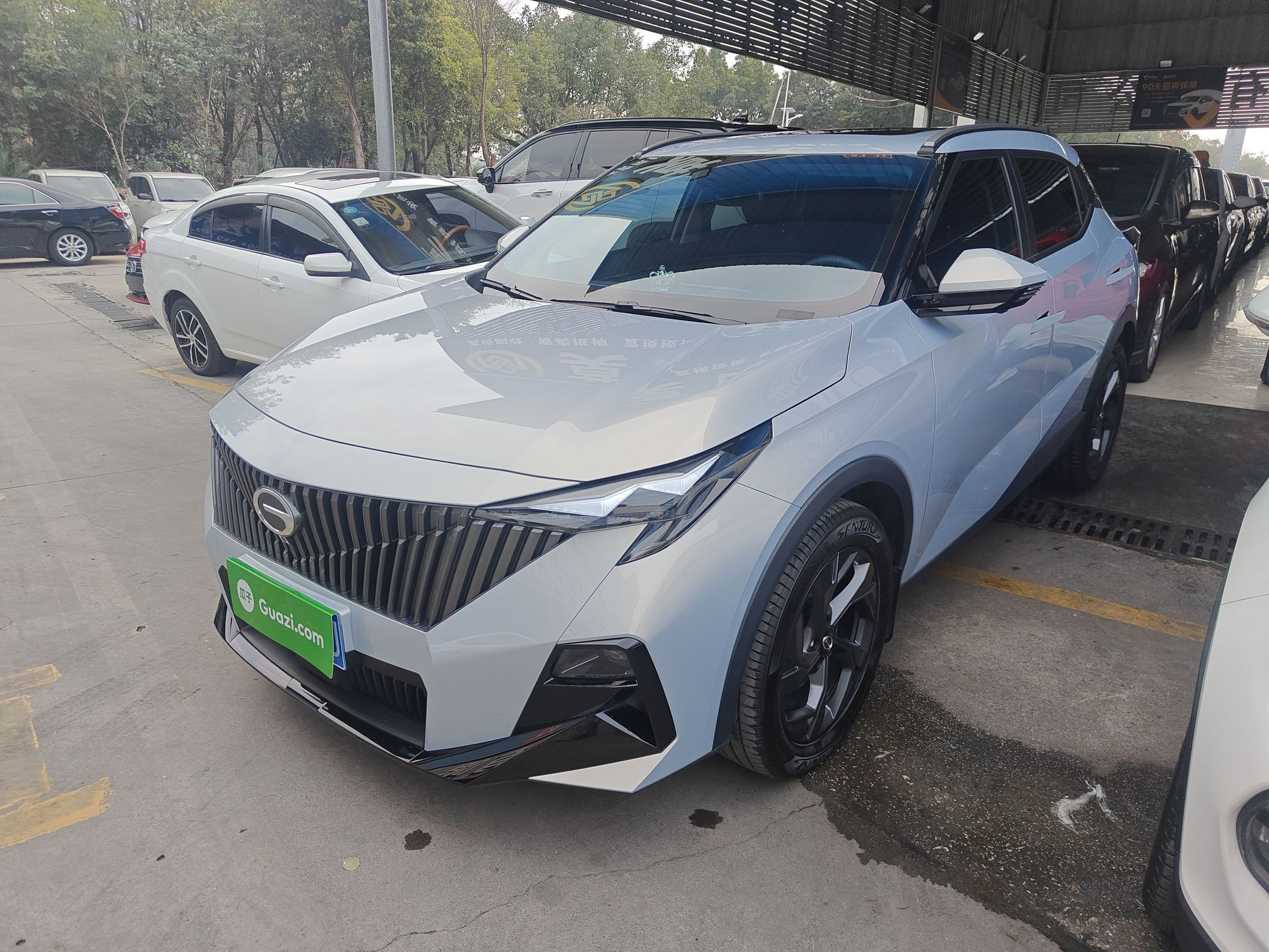Под передней частью автомобиля