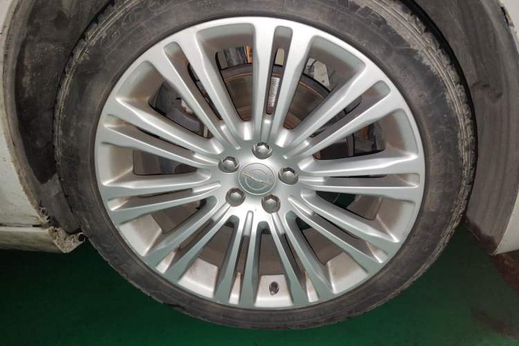 Used Chrysler 300C 2014 3.0L Excellence Edition Right Front Wheel Hub