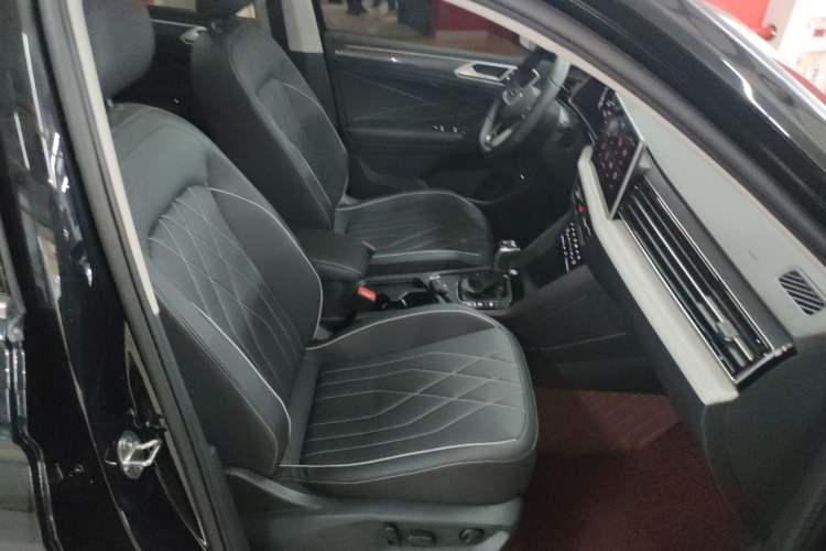 Used Volkswagen Tiguan L 2025 Model Outstanding Version 330TSI Automatic Two-Wheel Drive R-Line Longyao Edition
