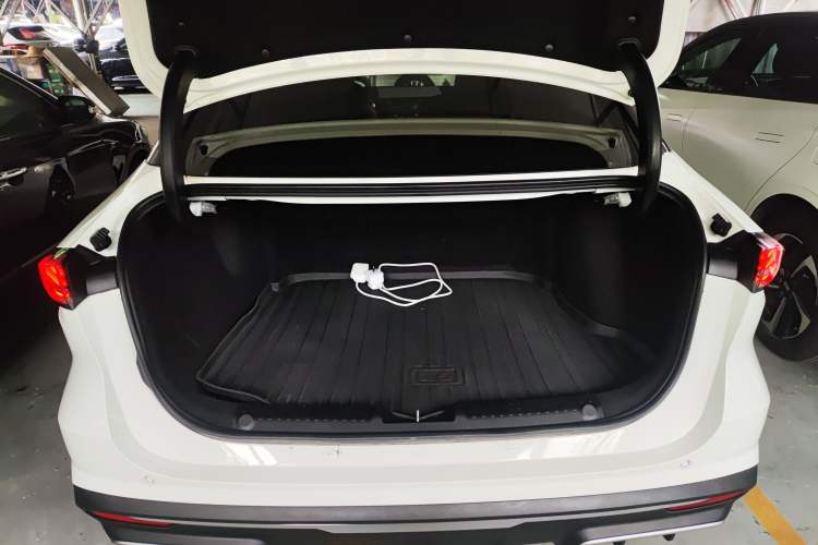 Used Geely Galaxy L6 2024 125km PLUS Dragon Edition Trunk