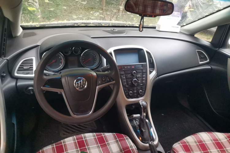 Used Buick GT 2012 XT 1.6T Fashion Sport Edition Center Console