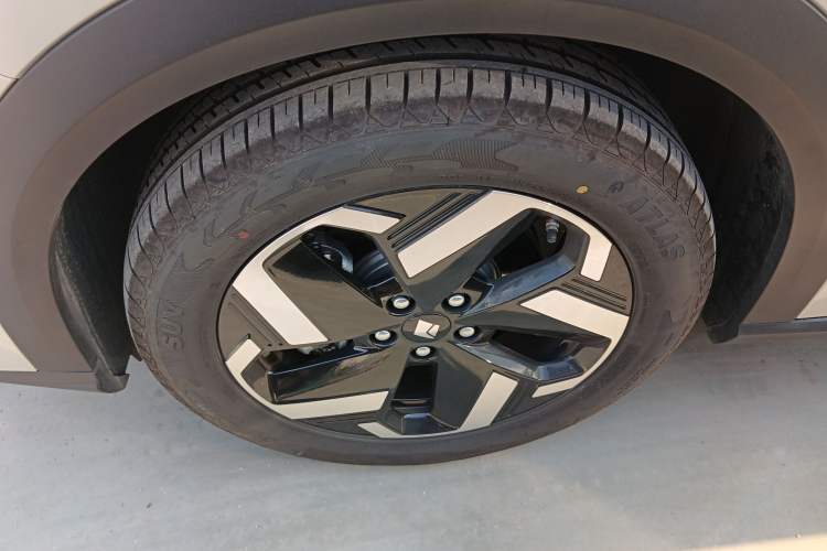 Used Baojun Yunhai 2024 600km Pure Electric Version Left Front Wheel Hub