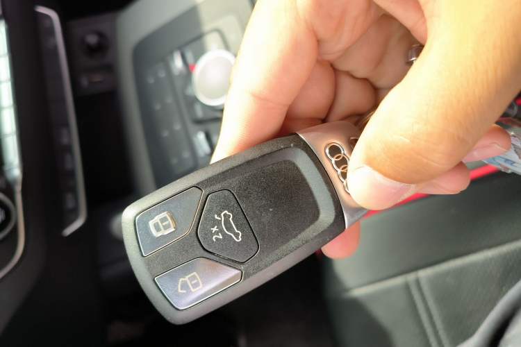 Used Audi Q5L 2018 40 TFSI Prestige Edition China VI Emission Standard Vehicle Key