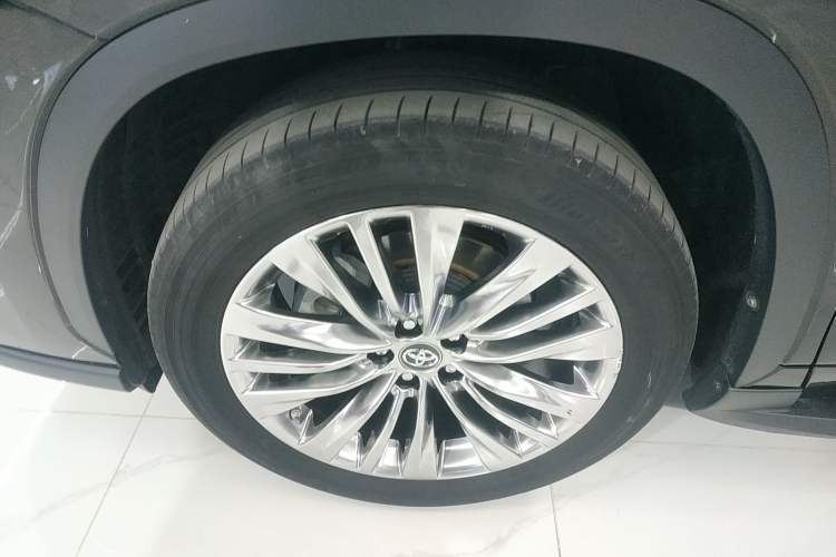 Used Toyota Highlander 2023 2.5L Smart Electric Hybrid Dual-Drive Prestige Version 7 Seats Left Front Wheel Hub