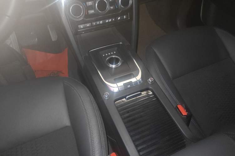 Used Land Rover Discovery Sport 2019 240 PS PURE Edition China VI Standard Gear Lever