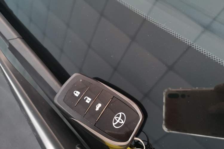 Used Toyota Highlander 2018 2.0T Four-Wheel Drive Luxury Version 7 Seats China VI Standard Vehicle Key