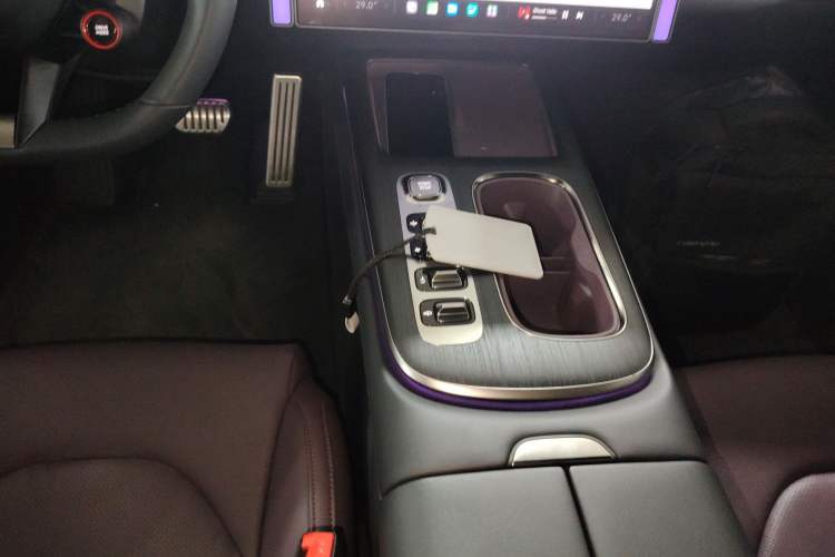 Used Xiaomi Auto SU7 2024 Four-Wheel Drive Ultra-Long Range Advanced Intelligent Driving Max Edition
