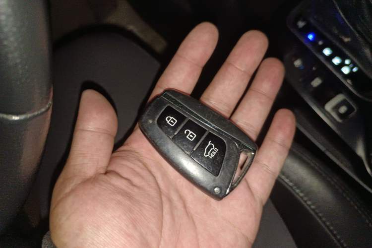 Used Hyundai Santa Fe 2013 Revised Version 2.0T Automatic All-Wheel Drive Top-Tier Trim Vehicle Key