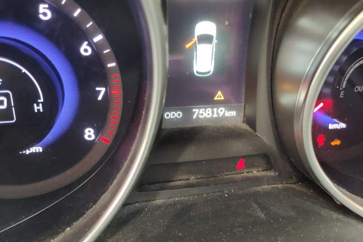 Used Hyundai Santa Fe 2015 2.4L Automatic Two-Wheel Drive Smart Version 5 Seats
