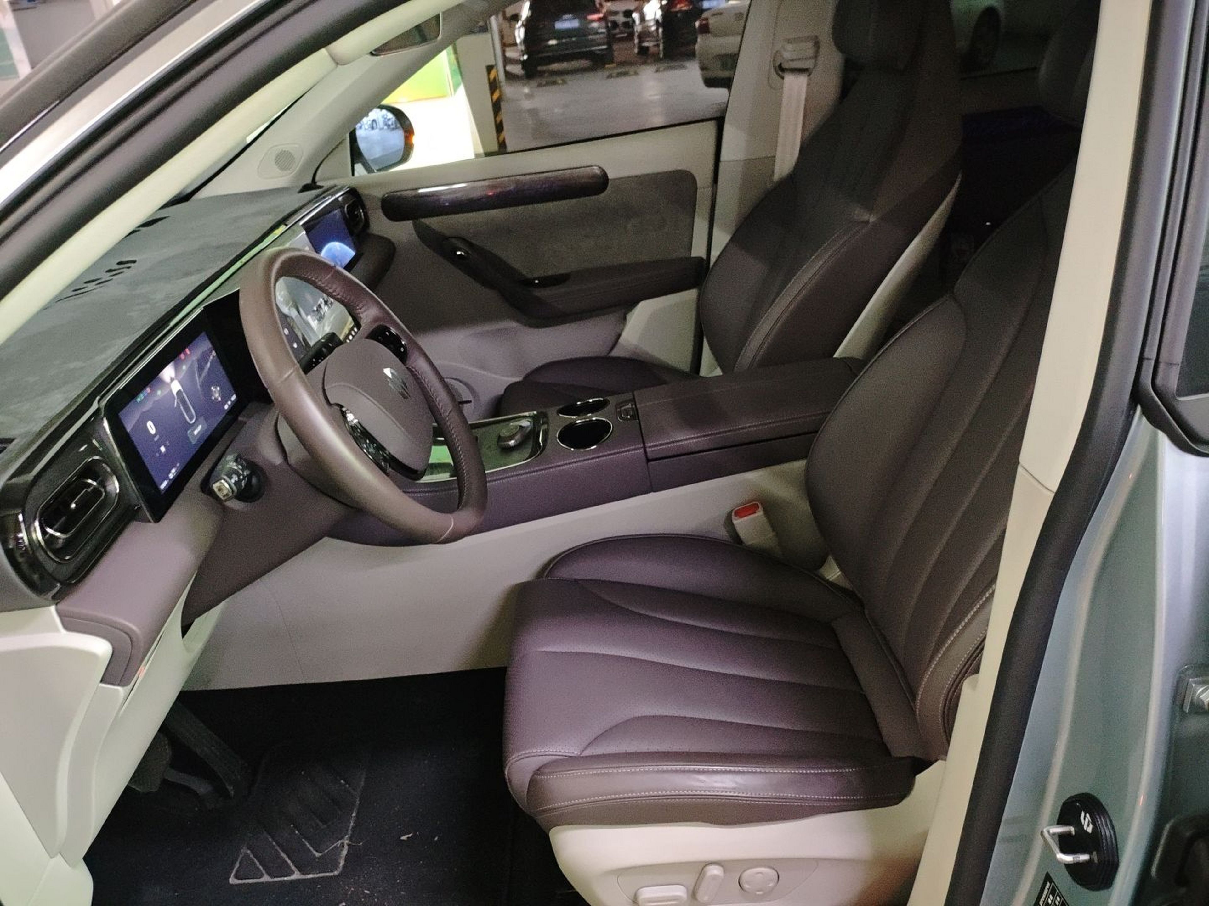 Переднее сиденье в автомобиле