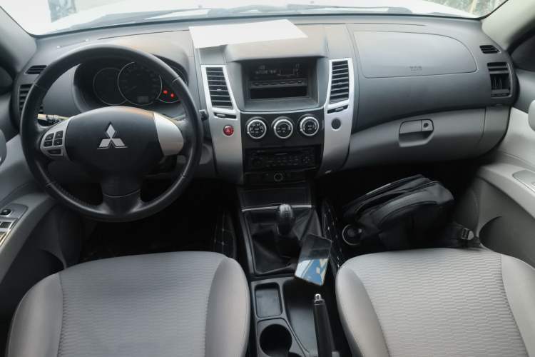 Used Mitsubishi Pajero Sport 2013 2.4L Manual Two-Wheel Drive Comfort Edition Interior 2