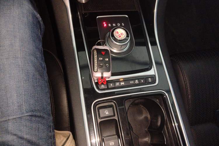 Used Jaguar XF 2016 XF 2.0T Two-Wheel-Drive Luxury Edition Gear Lever