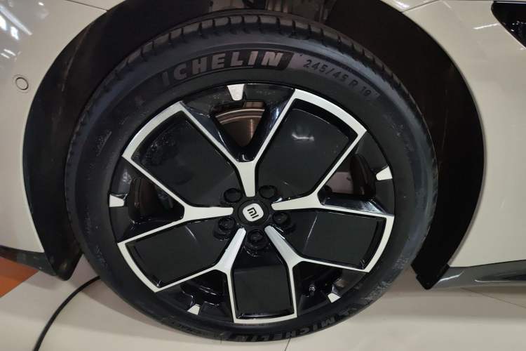 Used Xiaomi Auto SU7 2024 Rear-Drive Ultra-Long Range Advanced Pro-Level Intelligent Driving Version Left Front Wheel Hub