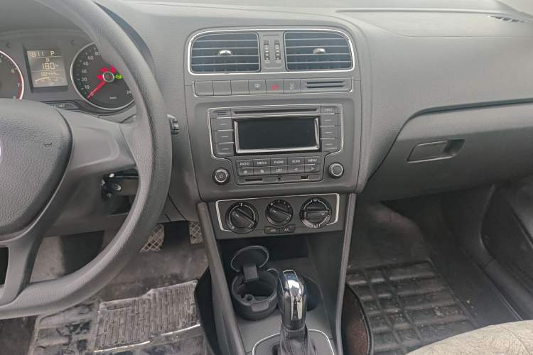 Used Volkswagen Polo 2014 1.6L Automatic Comfort Edition Audio And AC Panel