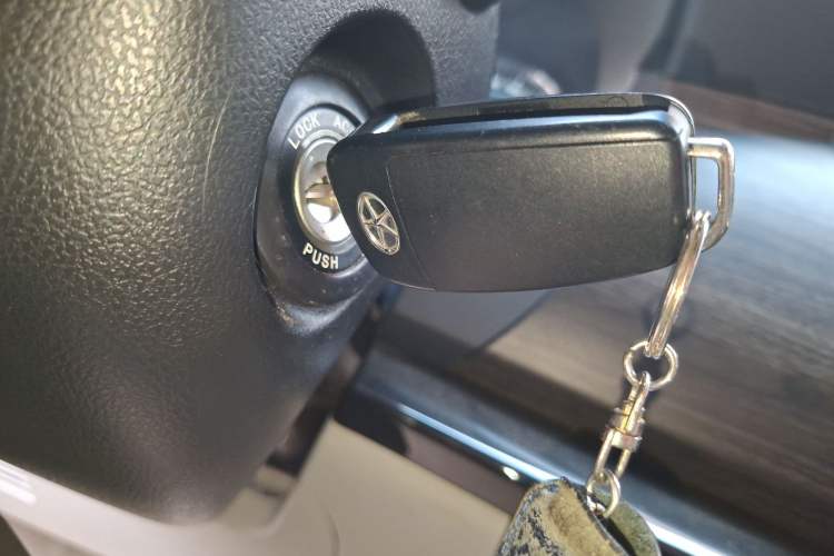 Used JAC Refine M5 2013 2.0T Gasoline Automatic Business Edition
