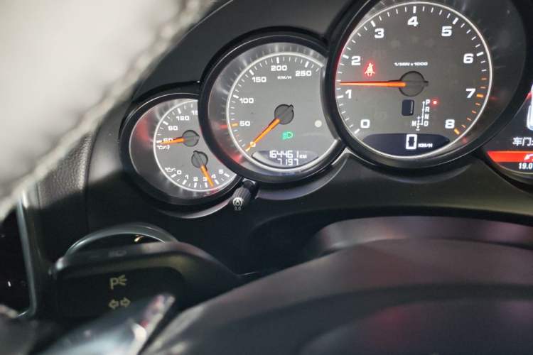 Used Porsche Cayenne 2011 Cayenne 3.0T Odometer Close Up