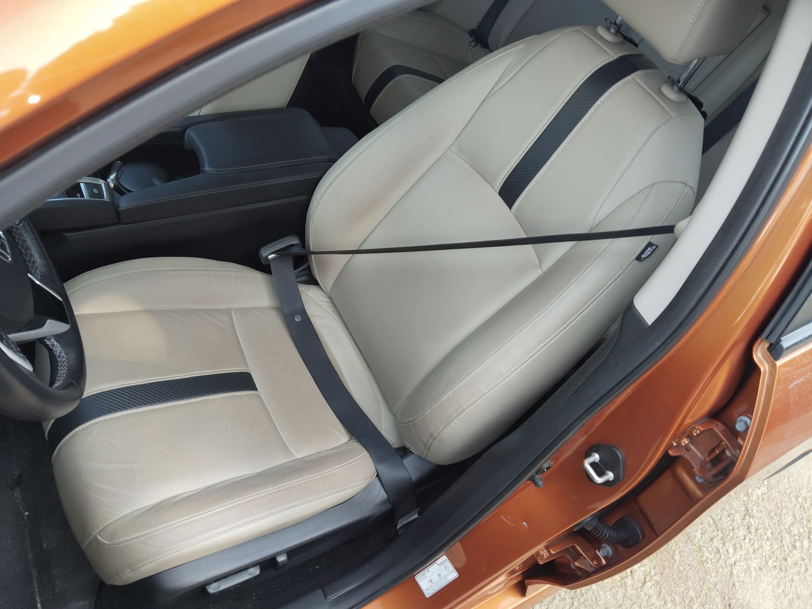 Переднее сиденье в автомобиле