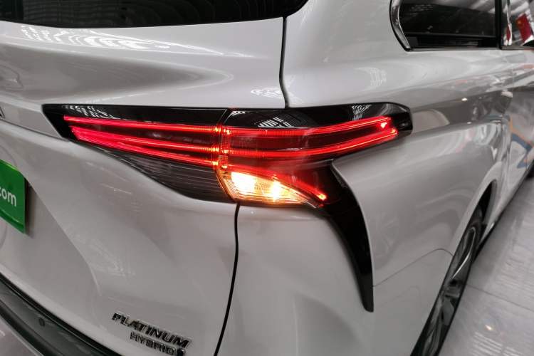 Used Toyota Sienna 2023 2.5L Hybrid Platinum Edition