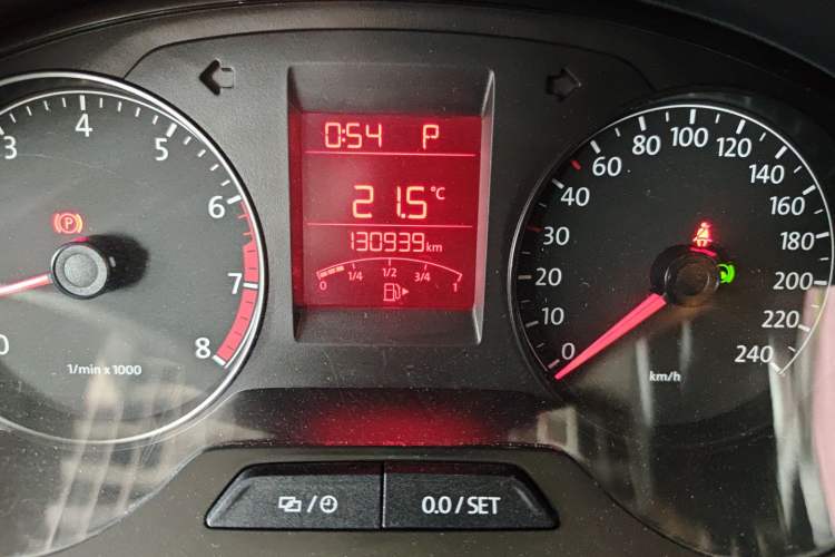 Used Volkswagen Santana 2015 1.6L Automatic Fashion Edition Odometer Close Up