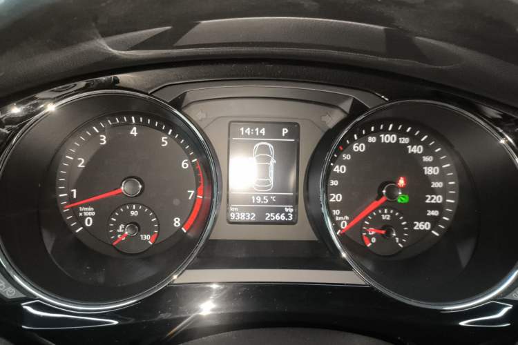 Used Volkswagen Sagitar 2017 180TSI Automatic Luxury Edition Instrument Cluster